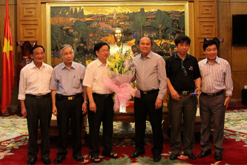 Lãnh đạo Đại học Daejin (Hàn Quốc) và Hội các nhà khoa học Bắc Giang tại Hà Nội chúc mừng Chủ tịch UBND tỉnh Bắc Giang 