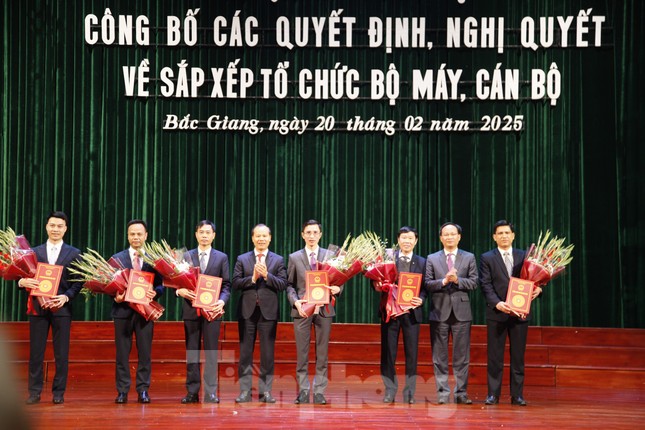 Bắc Giang bổ nhiệm 6 Giám đốc Sở và Chánh Văn phòng UBND tỉnh 